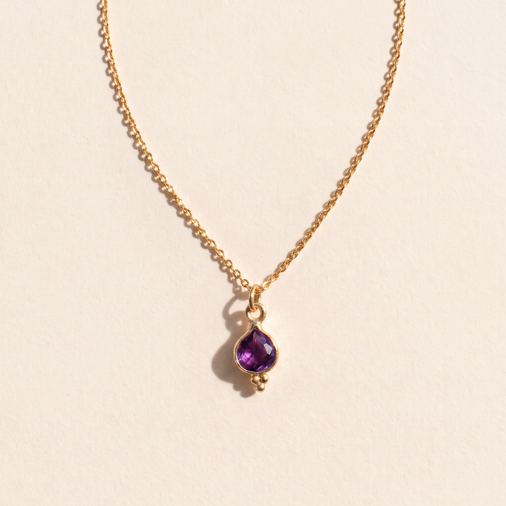 Amethyst Kette Gold, zart mit Mini-Anhänger „Hush“