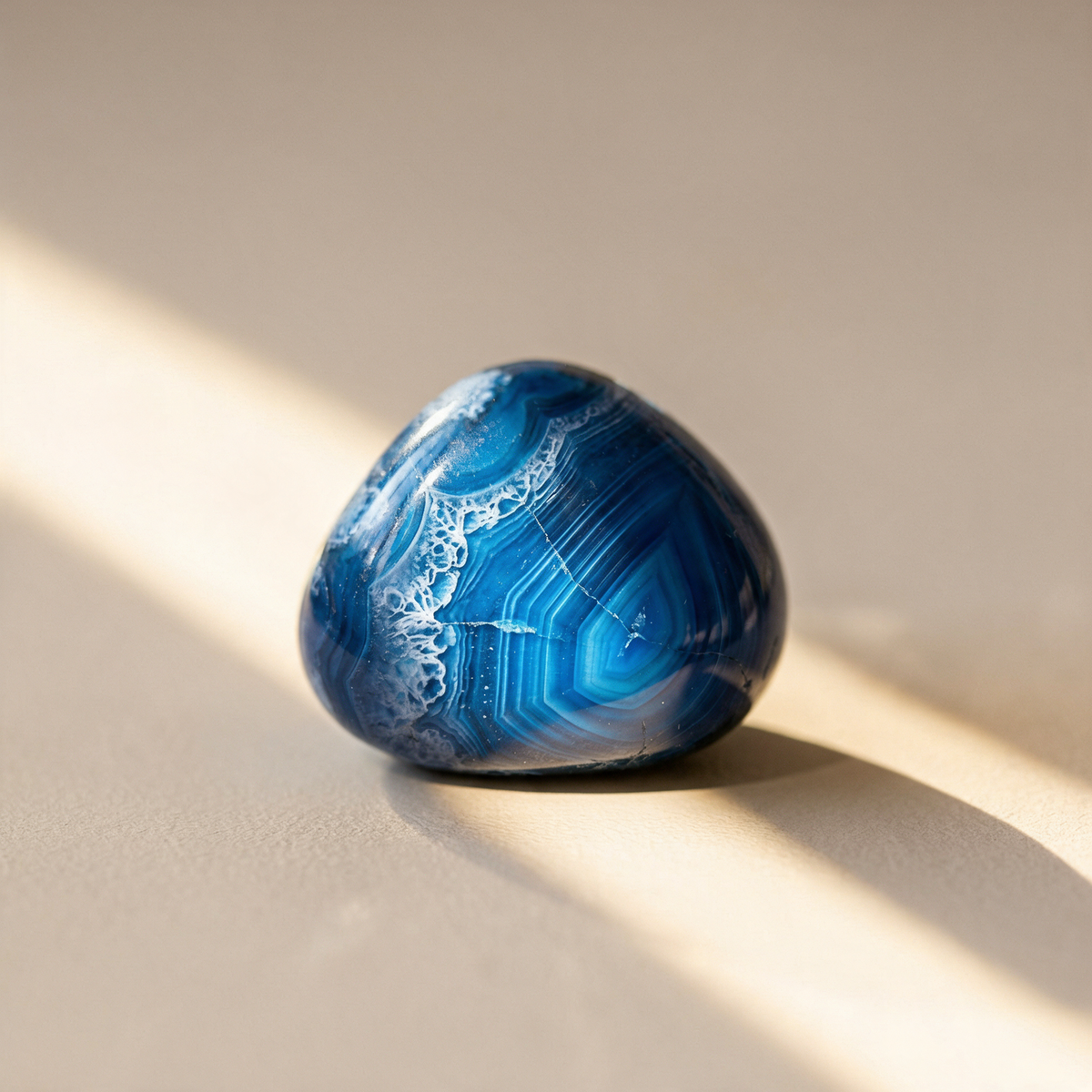 Achat Trommelstein, blau gefärbt